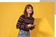 Bilde av jente som holder en mobiltelefon og smiler.